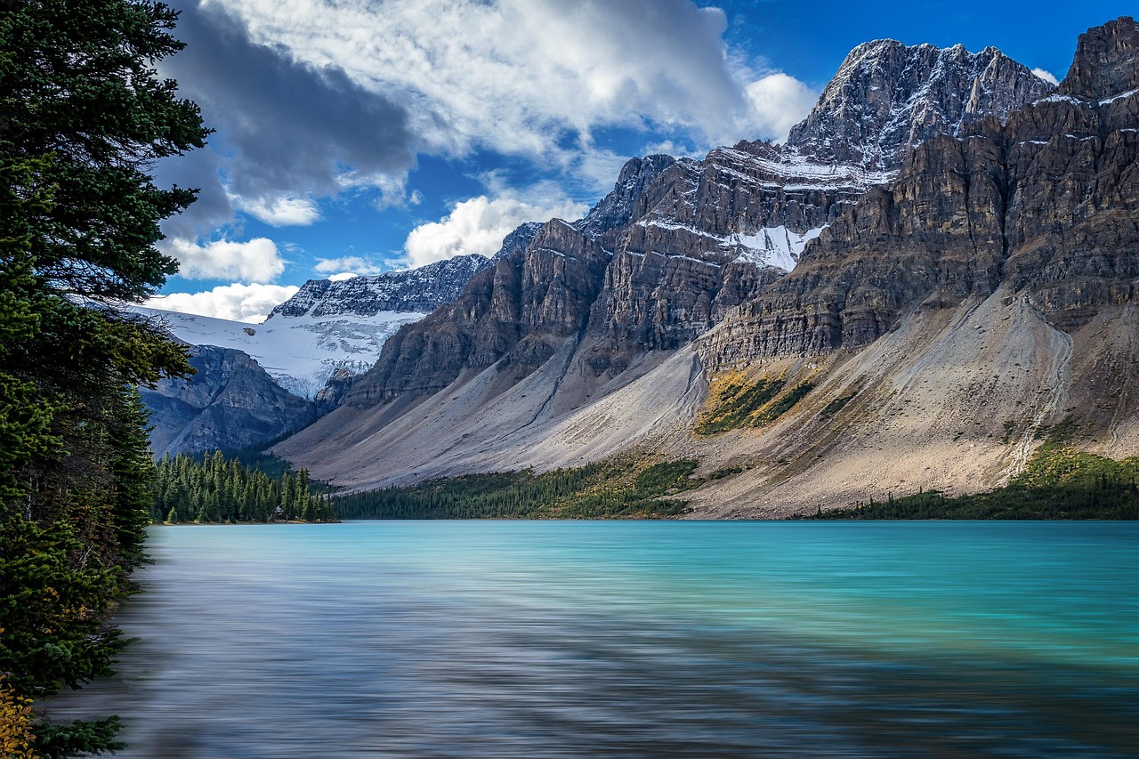 Original travel photo of a turquoise mountain lake below rocky peaks